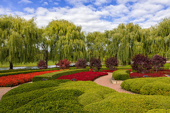 Crescent Garden in Fall
